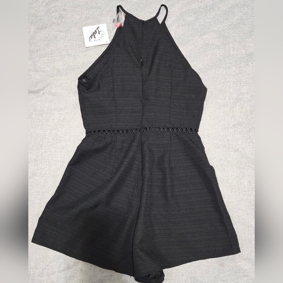 NWT SELFIE LESLIE Black Sleeveless Romper with Floral Applique, Size Small - Picture 8 of 11